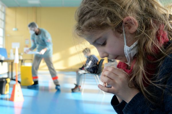 Test réalisé à l'école Flandre à Charleville-Mézières le 16 février 2021 lors d'une campagne de tests. 