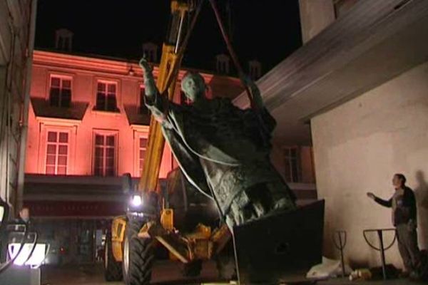 Une caisse en bois a été découverte à l'intérieur de la statue Saint Martin lors de son démontage le 17 février 2015. Elle contenait des os de Saint Martin et ceux de trois autres évêques de Tours : Saint-Brice, Saint Perpète et Saint-Grégoire. 