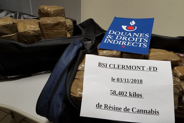 La brigade des douanes de Clermont-Ferrand a interpellé un chauffeur espagnol qui transportait 58,4 kg de cannabis, sur l'aire de Lafayette-Lorlanges, sur l'A75, en Haute-Loire. 