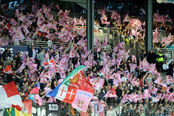 Ses tribunes ont eu beau faire le plein à la fin de la saison, le Parc des Sports d'Annecy est dans le collimateur de la Ligue de Football Professionnelle. La LFP a accordé ce jeudi sa "licence club" à l'ETG FC mais avec un score très proche du minimum accepté. En cause : en cause notamment, les infrastructures haut-savoyardes jugées peu satisfaisantes. 