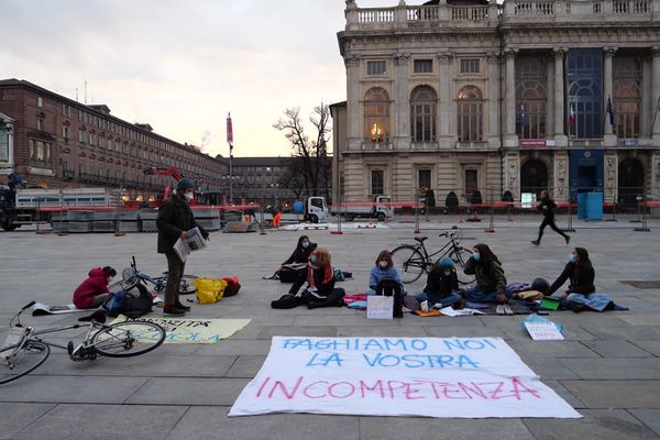 Protestation de deux collégiennes et une lycéenne, piazza Castello à Turin, devant le siège de la région Piémont