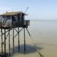 Un carrelet au bord de l'estuaire, fait partie du paysage, ici, à St-Vivien-du-Médoc