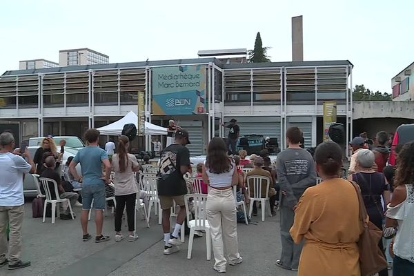 Un concert organisé devant la médiathèque du quartier Pissevin de Nîmes ce 26 août 2023 maintenu malgré les fusillades de deux garçons de 10 et 18 ans.