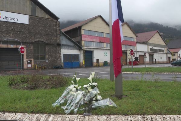 Au centre de l'usine des fleurs ont été déposées lors de la cérémonie en hommage à Yassine, ouvrier décédé dans un accident du travail, en janvier 2021.