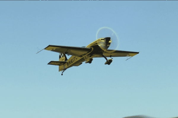 Du 2 au 6 mai, quatre pilotes de voltige s'entraînent à l'aérodrome d'Ambert. Dans les courbes les plus serrées, ils encaissent jusqu'à 9 fois le poids de leur corps.