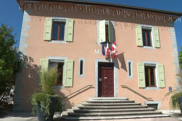 La mairie de Doussard est en proie à de nombreuses tensions politiques entre le maire et son équipe municipale.