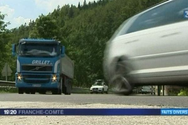 Un camion qui circule sur la RN 57 à l'endroit où les accidents sont fréquents.