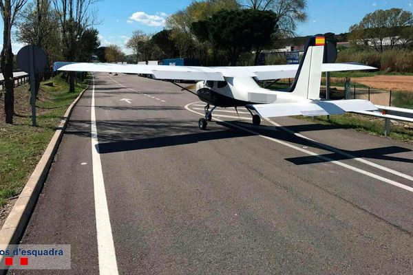 Un avion contraint d'atterrir sur l'autoroute entre Barcelone et Perpignan - 2 avril 2017