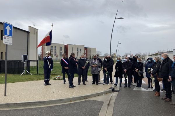 Réunis devant la rue Claire Trappest-Maitrot, à Chapelle Saint Luc, les proches de la jeune femme victime du Bataclan, lui rendent hommage.