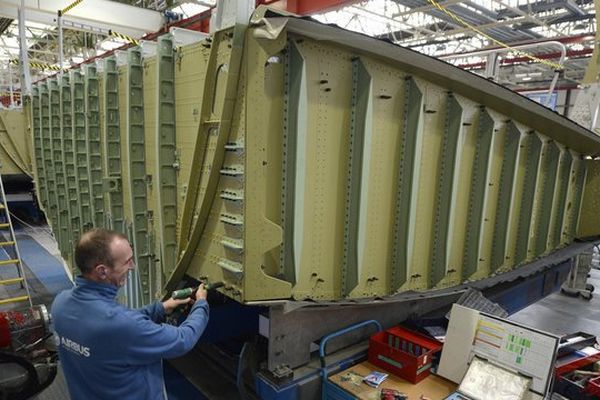 La fabrication du caisson central de voilure de l'AIrbus à l'usine de Nantes. 