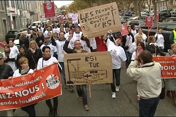 En 2014, les pendus sont alors 500 à manifester à Carcassonne pour réclamer la suppression de ce système qui connaît de nombreux dysfonctionnements. 