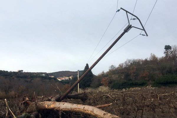 Les 167 habitants du petit village d'Ansignan dans les Pyrénées-Orientales n'ont plus d'électricité après le passage de la tempête Gloria des 22 et 23 janvier 2020. La ligne de 20 000 Volts en bordure de l'Agly est à terre. Elle alimente Ansignan, Trilla et Saint-Arnac, des villages qui ont aussi recours à des groupes électrogènes.