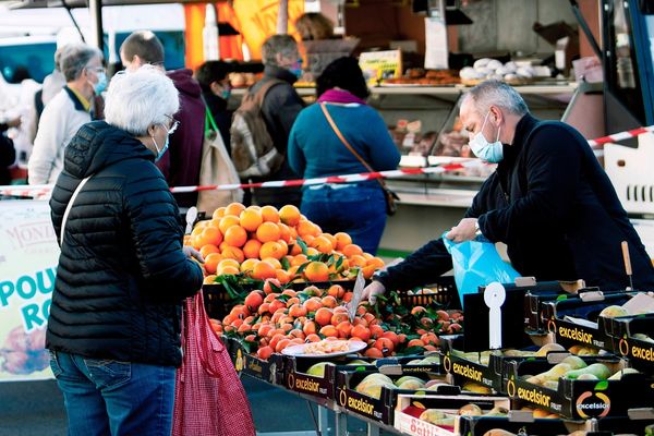 Dans le Puy-de-Dôme, le masque reste obligatoire en plein-air dans certaines circonstances, par exemple sur les marchés. 