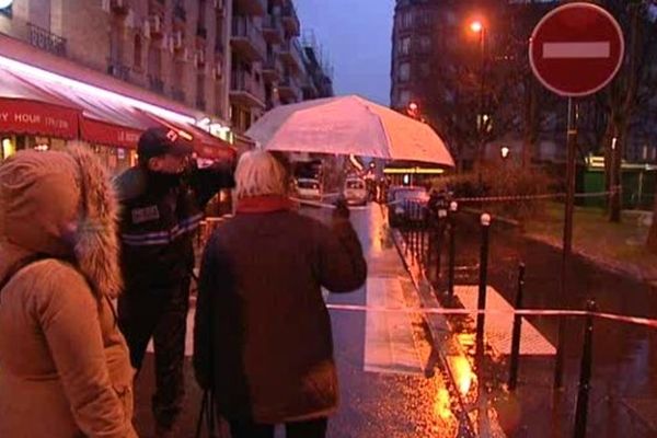 Un périmètre de sécurité a été mis en place par la police autour du camion. 