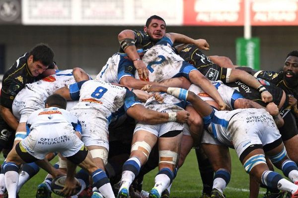 Le pilier de Montpellier Davit Kubriashvili (au milieu de l'image) lors d'un match de champions cup entre Montpellier et Castres - 11 décembre 2016