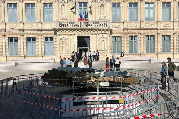 L'oeuvre monumentale n'a pas résisté au vent.