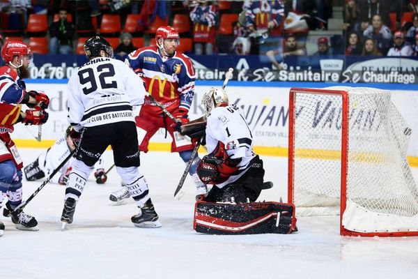 Les Brûleurs de Loups ont remporté leur quatrième match des quarts de la Ligue Magnus face à Amiens, mercredi 8 mars.