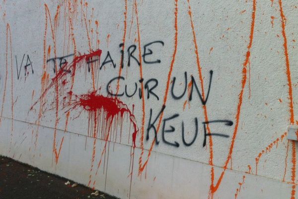 Les murs de la gendarmeir de Sautron ont été taggués par les zadistes