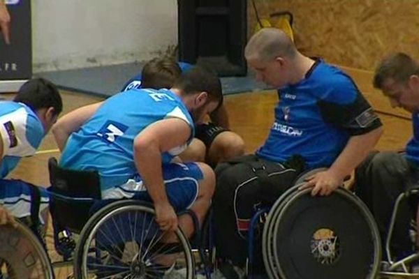 En pleine mêlée, les équipes de France et d'Italie se sont affrontées pour le premier match du tournoi des Six Nations de "rugby à 7 fauteuil." La France s'est imposée 23 à 18.