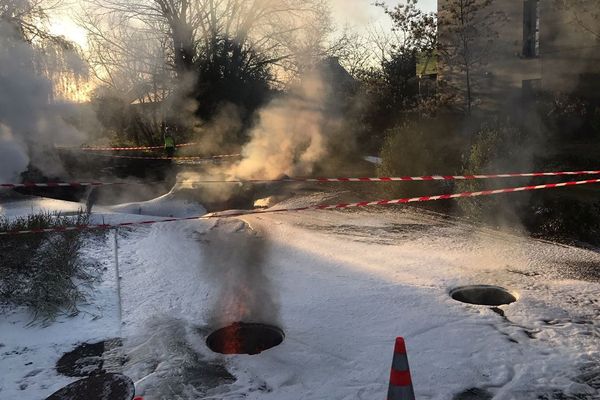 La chaussée effondrée à Vezin-le-Coquet. La mousse déversée par les pompiers pour essayer d'éteindre l'incendie sous-terrain