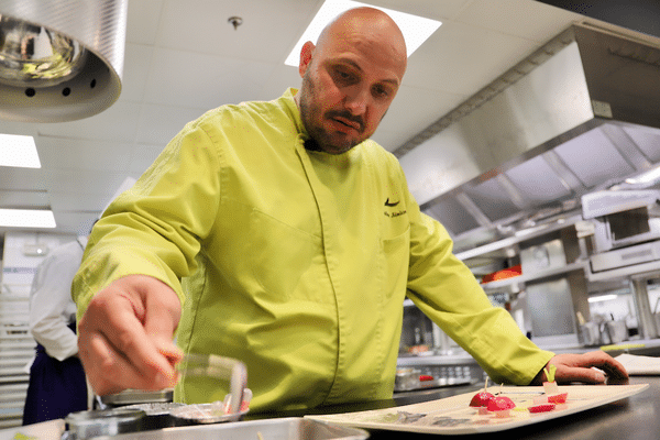 Le chef Christian Sinicropi en train de dresser l'entrée du menu du jury 2019.