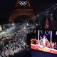 Les délégations olympiques arrivent au Trocadéro pendant que les spectateurs regardent la performance du chanteur Philippe Katerine lors de la cérémonie d'ouverture des JO de Paris le 26 juillet 2024