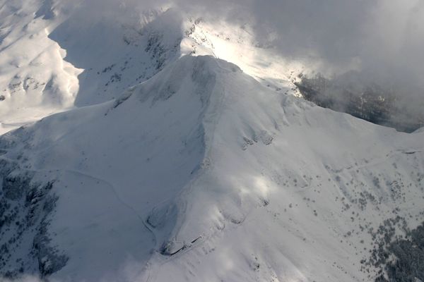 Le Puy-Mary culmine à plus de 1700 mètres d'altitude dans le département du Cantal. Labellisé "Grand site" depuis 2012, les acteurs du territoire entreprennent de renouveler cette distinction en 2018.