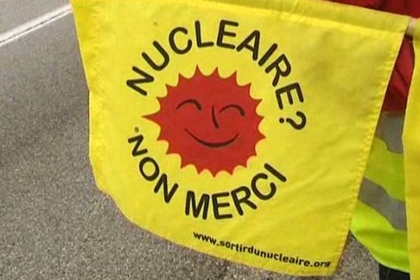 Drapeau du réseau "sortir du nucléaire"- Archives- 11 octobre 2012