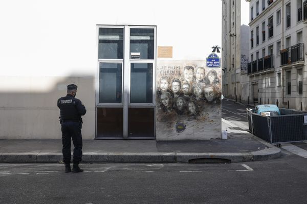 Devant les anciens locaux de Charlie Hebdo, rue Nicolas Appert à Paris, samedi 26 septembre, le lendemain de l’attaque.