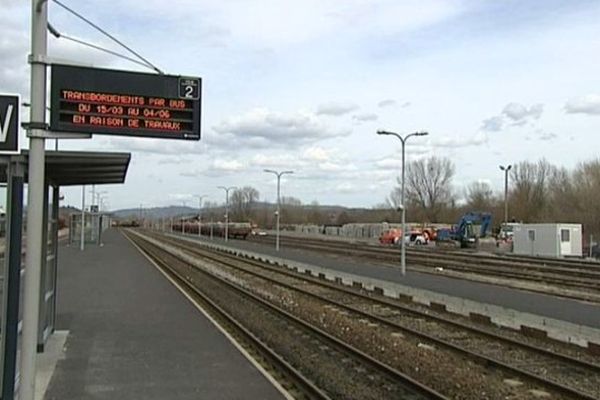 L'Auvergne, c'est plus de 1000 km de voies ferrées. Un réseau qui a mal vieilli, faute d'entretien. Ce que dénonce l'Association des Usagers des Transports d'Auvergne (AUTA).