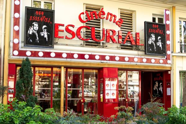 Les affiches sont visibles devant trois cinémas parisiens : l’Escurial dans le XVIIIe, le Majestic Bastille dans le XIe, et le Reflet Medicis dans le Ve.