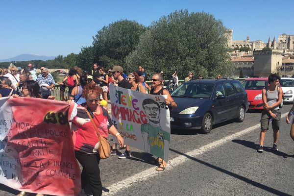 Plus d'une centaine de personnes ont défilé le long du Rhône, en hommage à Steve Maia Maniço