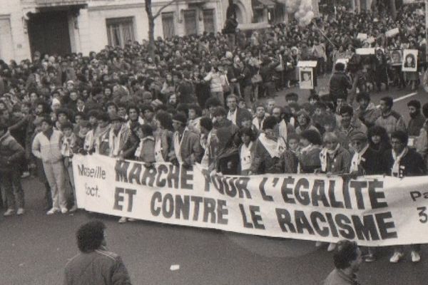 "La marche des Beurs" : en 1983, plus de 100 000 personnes ont rejoint les marcheurs à Paris avec l'espoir de plus de fraternité.