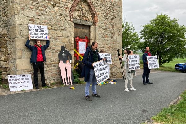 Le collectif des victimes du père Ribes s'est réuni ce matin devant la Chapelle Saint-Martin de Cornas de Givors pour exiger la destruction des œuvres du prêtre accusé de pédocriminalité.