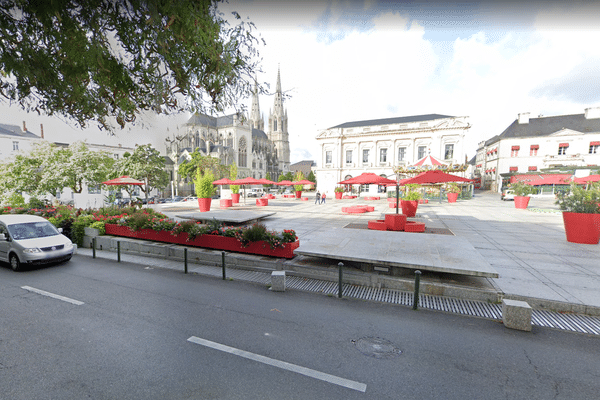 Un homme de 40 ans a été agressé au couteau sur la place Travot, à Cholet, dans la nuit du 29 au 30 juillet, selon les informations d'Ouest-France.