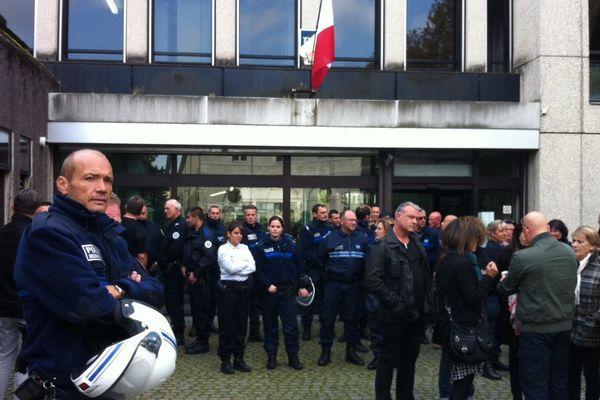 Les policiers de Besançon solidaires avec leurs collègues de l'Essonne 