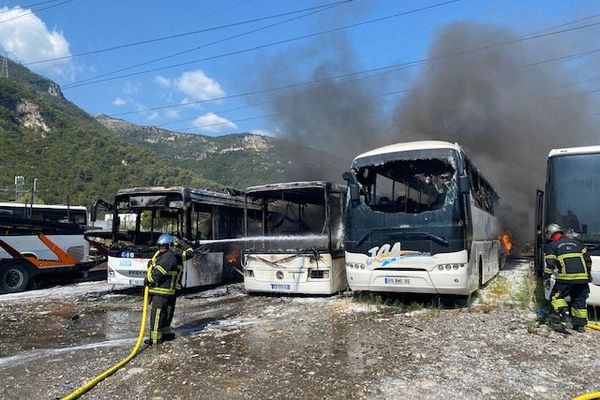 Au total, trois bus ont pris feu dans cet incendie.