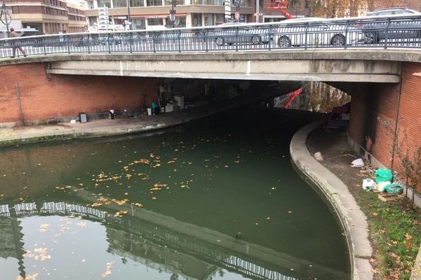 Novembre à Toulouse, un campement de fortune sous un pont du canal du Midi.