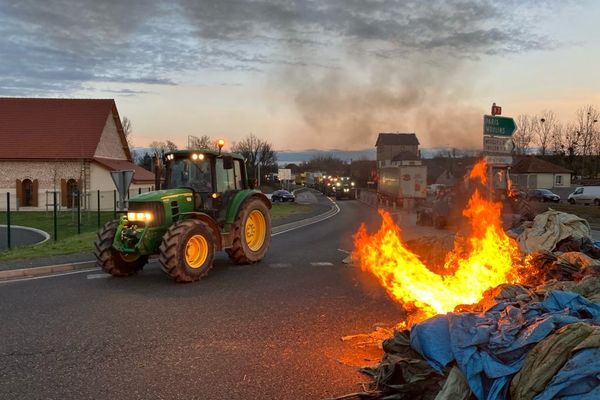 Les agriculteurs en colère organisent un blocage au niveau de Toulon-sur-Allier ce jeudi 25 janvier.