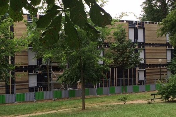 Le centre d'hébergement a été construit au bord du Bois de Boulogne en 2016.