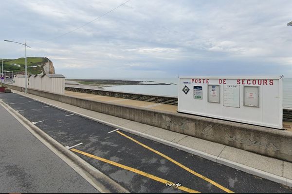 L'homme a été ramené sur le bord par deux étrangers