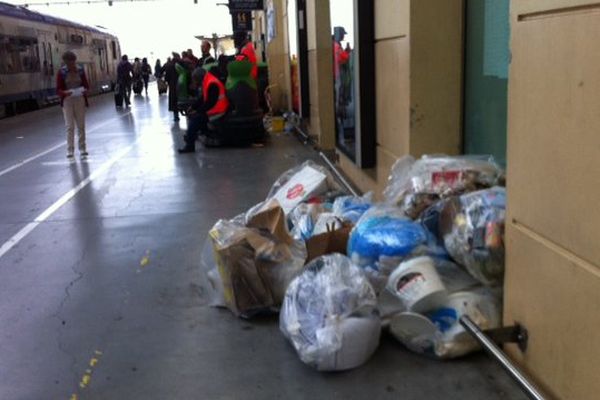 Les poubelles s'entassent Gare Saint-Charles à Marseille, suite à un mouvement des salariés de l'entreprise de nettoyage. 