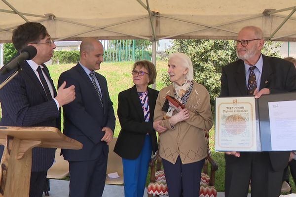 Jacqueline Bayle (quatrième en partant de la gauche) reçoit à 99 ans la médaille de Juste parmi les Nations, le 11 mai 2023 à Saint-Germain-les-Belles. Elle a participé au sauvetage d'une centaine d'enfants juifs, menacés par les nazis, au château de Montintin en Haute-Vienne.