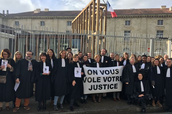 Les avocats libournais dénoncent une "justice déshumanisée".