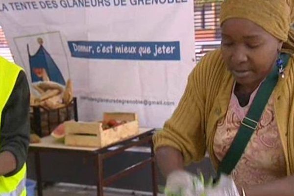 Tous les dimanche, les produits frais sont redistribués le jour même, à la fin du marché