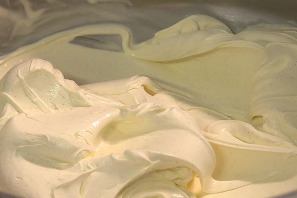 La transformation du lait en glace de la ferme du Bois Louvet est produite sur place.