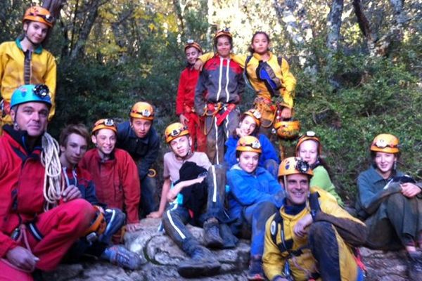 Ardèche : immersion avec la section spéléologie du collège de Vallon-Pont-d'Arc ... ici photo de groupe à la sortie de la grotte