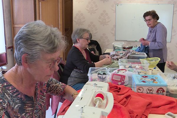 Auprès d'autres bénévoles, Angèle Koeberlé (en violet), 91 ans, se maintient en forme.