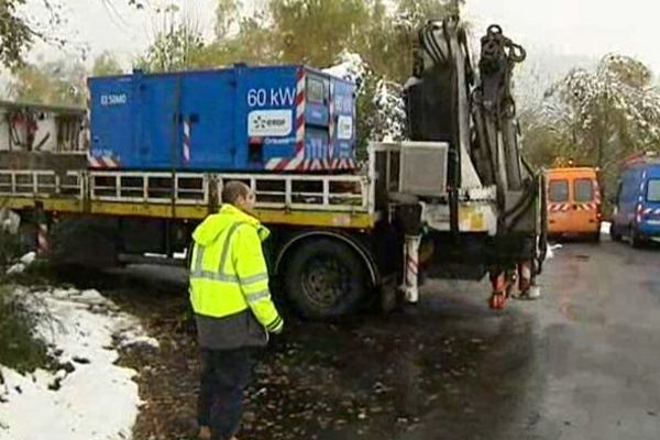 En lien avec la préfecture, les services du Conseil Général, de la gendarmerie, des sapeurs-pompiers et des forestiers locaux, ERDF achemine depuis samedi matin des groupes électrogènes sur les secteurs isolés et jusque là inaccessibles. Comme ici à Laurençon, un hameau de 15 habitants de la région de Thiers.