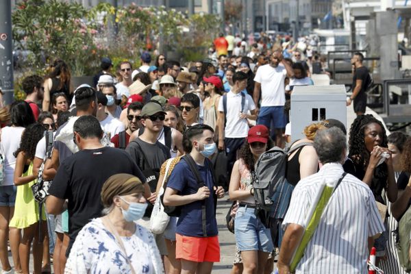 Marseille le 13 juillet 2020, peu de masques et une distanciation sociale non respectée sur le Vieux-Port.